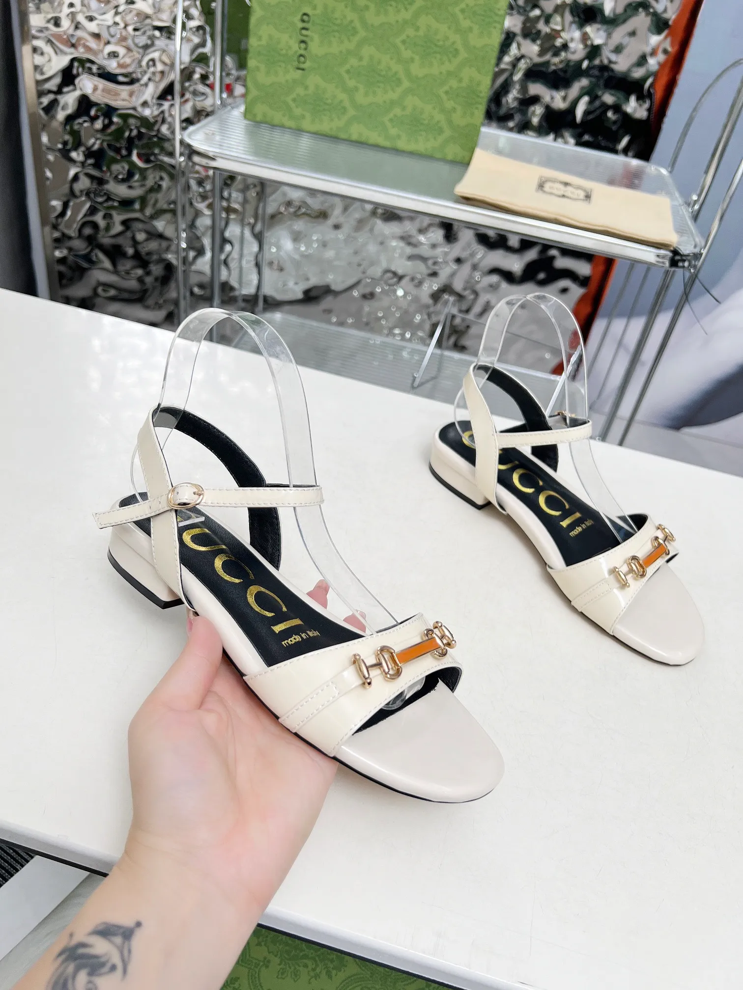 👟👟Ex-factory price 380👟👟 🔥🔥🔥Gucci 2005 new horsebit sandals! High heels are versatile and slimming, and use the original 1:1 hardware! The fabric is made of first-layer cow patent leather! The standard size of the stepping sheep inside is 35/40 (41 can be customized and will not be returned) Color: black, white, meat optional Heel height 3 cm